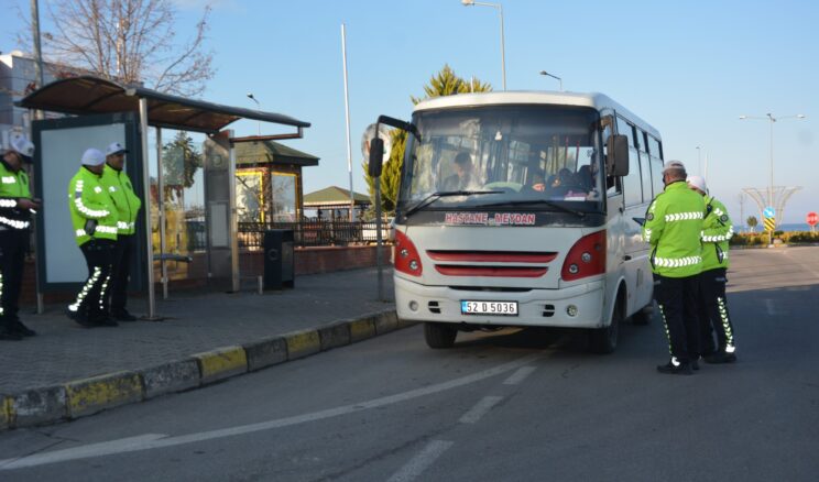 Ordu’da ayakta yolcu taşıyan dolmuş sürücüleri denetlendi