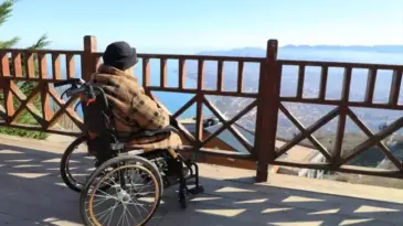 90 Yaşındaki Yürüme Engelli Yılmaz Amca, Engelsiz Taksi ile Boztepe’yi Ziyaret Etti