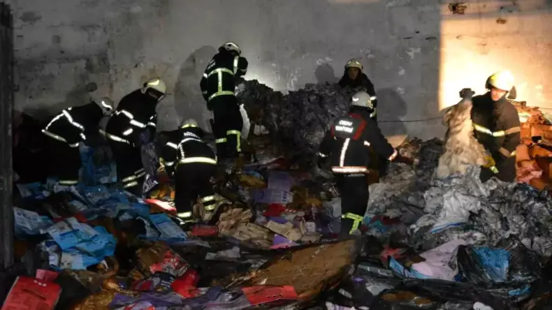 Ünye’de Kedi Kumu Paketleme Tesisinde Yangın Çıktı