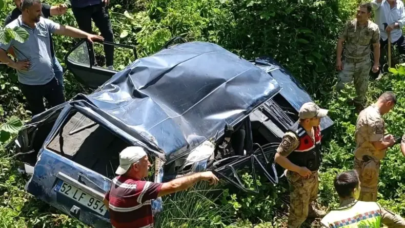Çaybaşı’nda Uçuruma Yuvarlanan Araçta Sürücü Sıkıştı